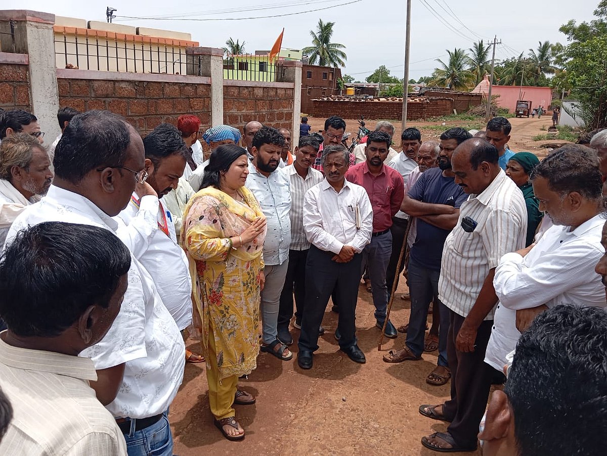 ಮೋಳಕೇರಾ: ಅಧಿಕಾರಿಗಳ ತಂಡ ಭೇಟಿ