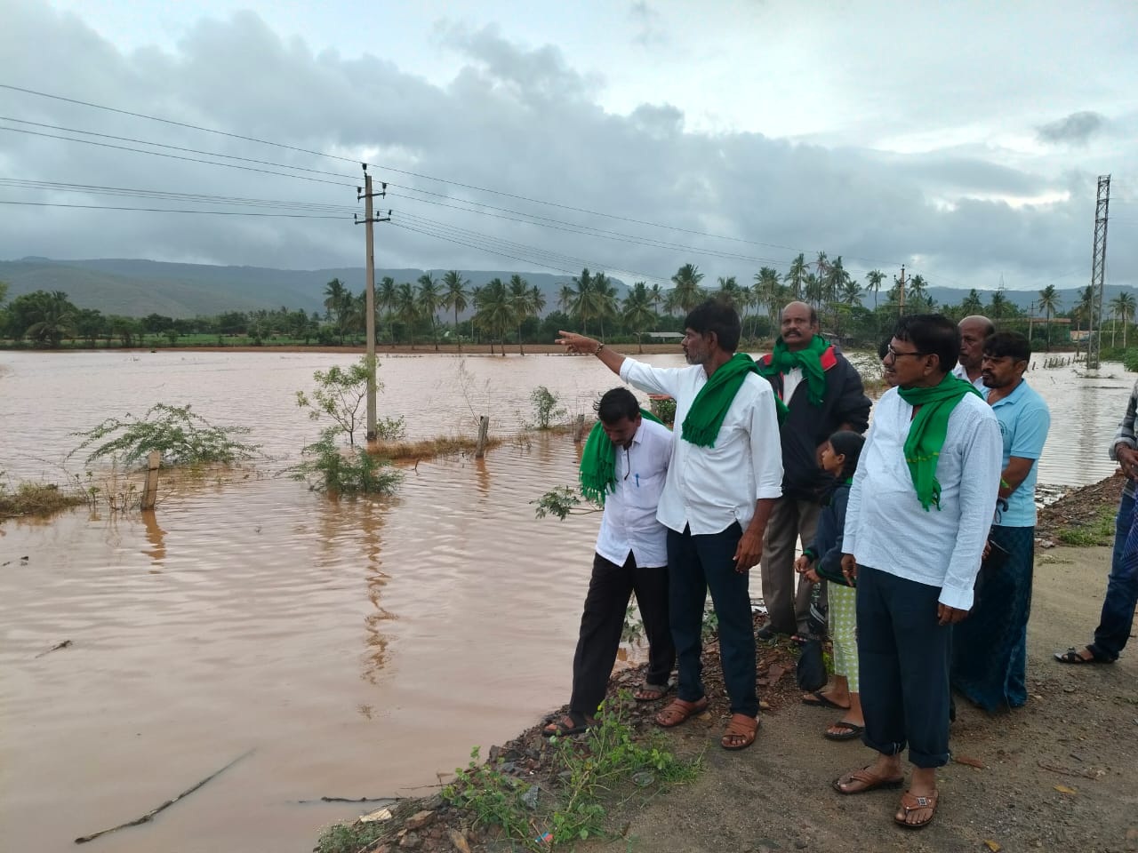 ಹೊಸಪೇಟೆ ತಾಲ್ಲೂಕಿನ ಪಿ.ಕೆ.ಹಳ್ಳಿಯಲ್ಲಿ ಮಳೆನೀರು ಕೃಷಿ ಜಮೀನಿಗೆ ನುಗ್ಗಿದೆ  –ಪ್ರಜಾವಾಣಿ ಚಿತ್ರ