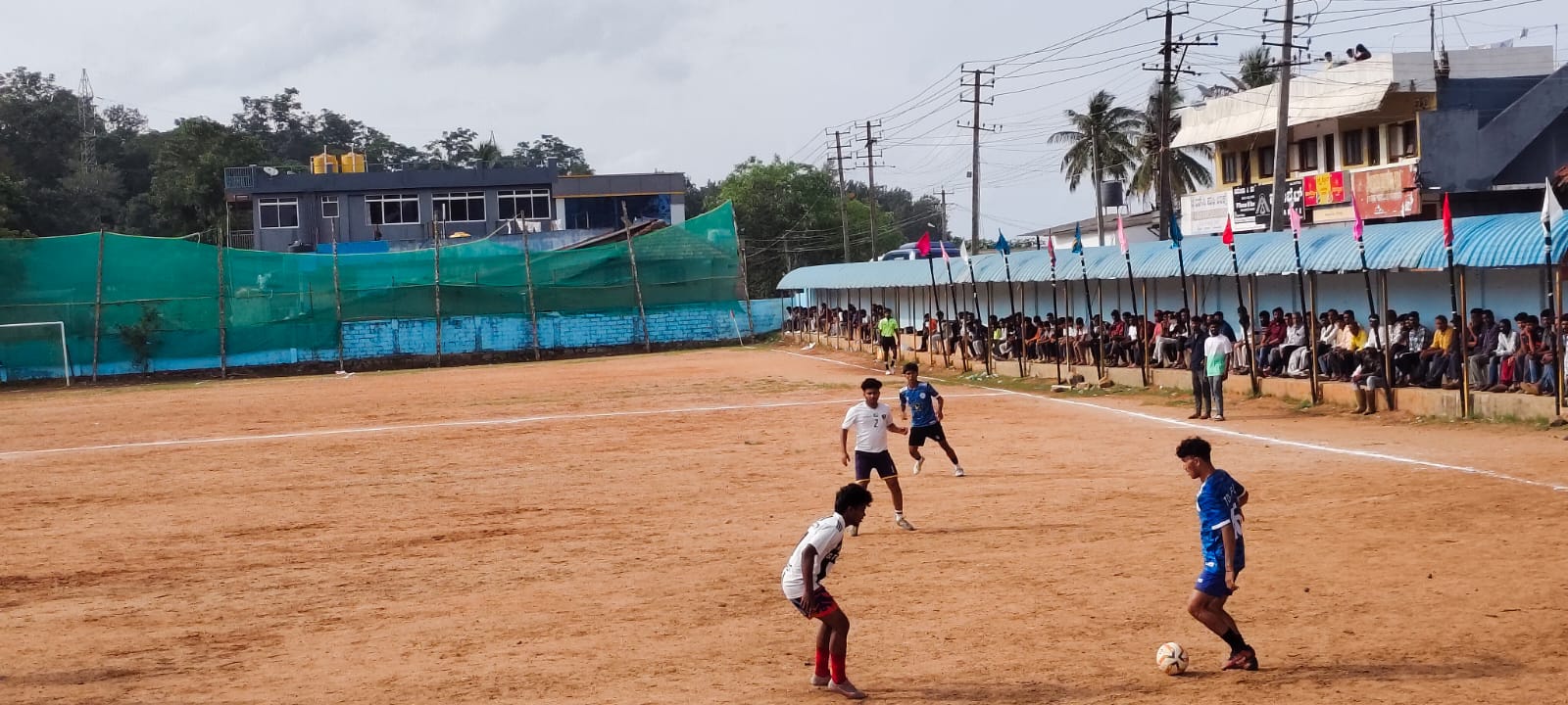 ಸುಂಟಿಕೊಪ್ಪ ಜಿ.ಯಂ.ಪಿ ಶಾಲಾ ಮೈದಾನದಲ್ಲಿ ನಡೆದ ರಾಜ್ಯಮಟ್ಟದ ಗೋಲ್ಡ್ ಕಪ್ ಫುಟ್ ಬಾಲ್ ಟೂರ್ನಿಯಲ್ಲಿ ತಮಿಳುನಾಡು ಮತ್ತು ಕುಂಬ್ಳೆ ತಂಡಗಳು ಚೆಂಡಿಗಾಗಿ ಹಣಾಹಣಿ ನಡೆಸಿದವು..