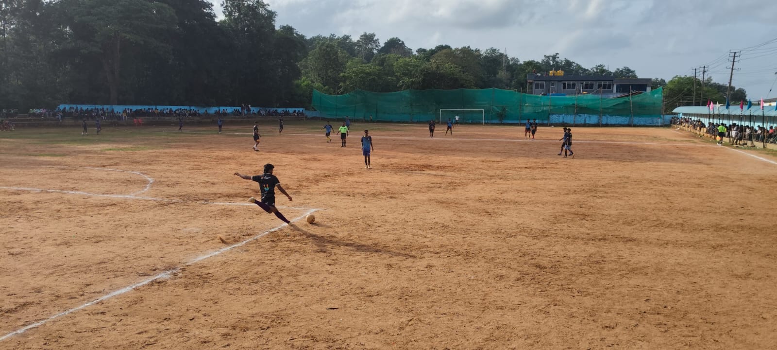 ಸುಂಟಿಕೊಪ್ಪ ಜಿ.ಯಂ.ಪಿ ಶಾಲಾ ಮೈದಾನದಲ್ಲಿ ನಡೆದ ರಾಜ್ಯಮಟ್ಟದ ಗೋಲ್ಡ್ ಕಪ್ ಫುಟ್ ಬಾಲ್ ಟೂರ್ನಿಯಲ್ಲಿ ತಿರುಚ್ಚಿ ಮತ್ತು ಮೈಸೂರು ತಂಡಗಳು ಆಕರ್ಷಕ ಪ್ರದರ್ಶನ ನೀಡಿದವು.