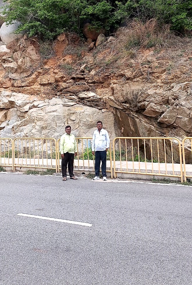 ಹಾನಗಲ್:‌ ಕಲ್ಲಿನ ಬೆಟ್ಟ ಕುಸಿತ ಪರಿಶೀಲಿಸಿದ ತಹಶೀಲ್ದಾರ್‌