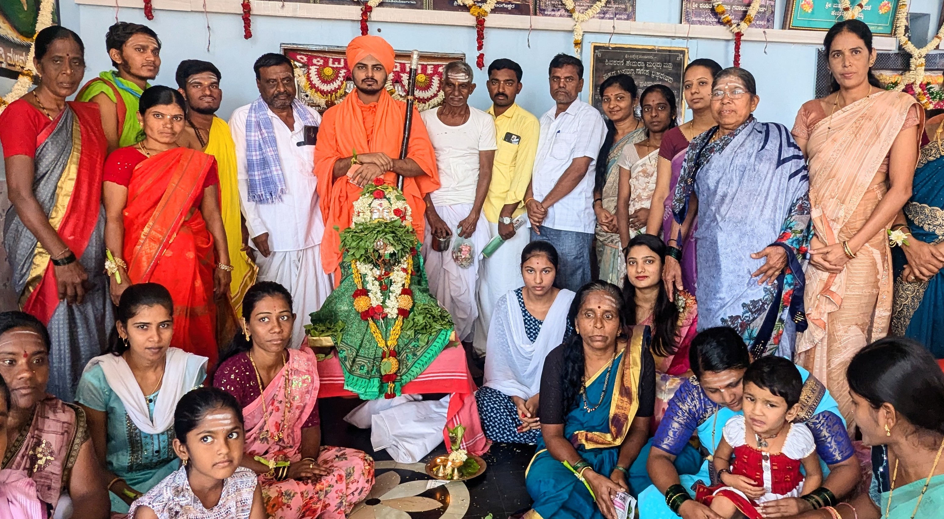 ಅಳವಂಡಿ ಸಮೀಪದ ಘಟ್ಟಿರಡ್ಡಿಹಾಳ ಗ್ರಾಮದಲ್ಲಿ ಶಿವಶರಣೆ ಹೇಮರಡ್ಡಿ ಮಲ್ಲಮ್ಮನ ಬೆಳ್ಳಿ ಮೂರ್ತಿಗೆ ಮರುಳಾರಾಧ್ಯ ಶಿವಾಚಾರ್ಯರು ವಿಶೇಷ ಪೂಜೆ ಕಾರ್ಯ ನಡೆಸಿದರು