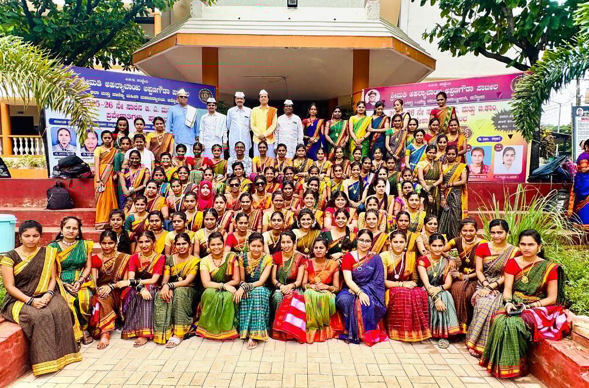 ಚಿಕ್ಕೋಡಿ: ಕಾಲೇಜು ಕ್ಯಾಂಪಸ್‌ನಲ್ಲಿ  ಹಳ್ಳಿ ಸಡಗರ