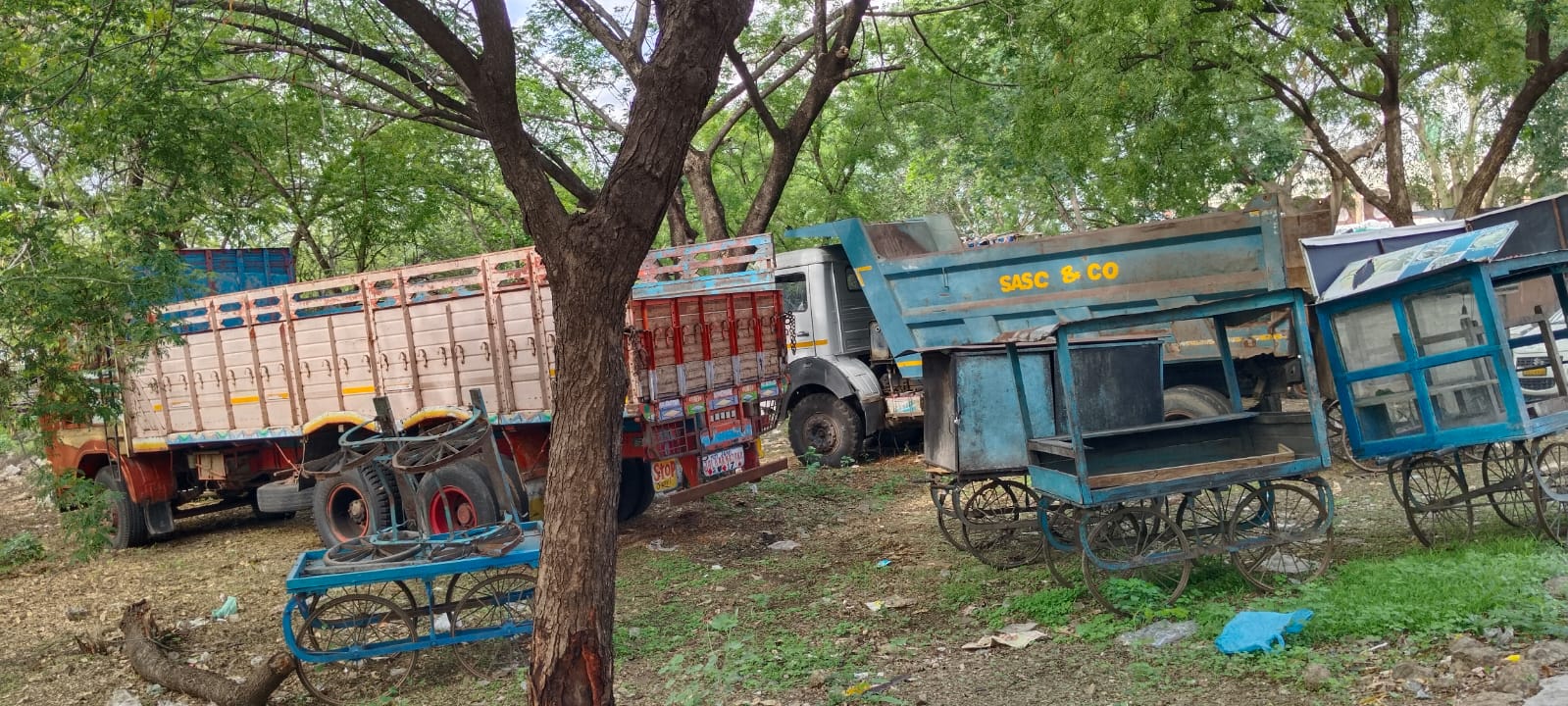 ಹಾಳು ಬಿದ್ದ ಲಾರಿ ಟೆಂಪೊ