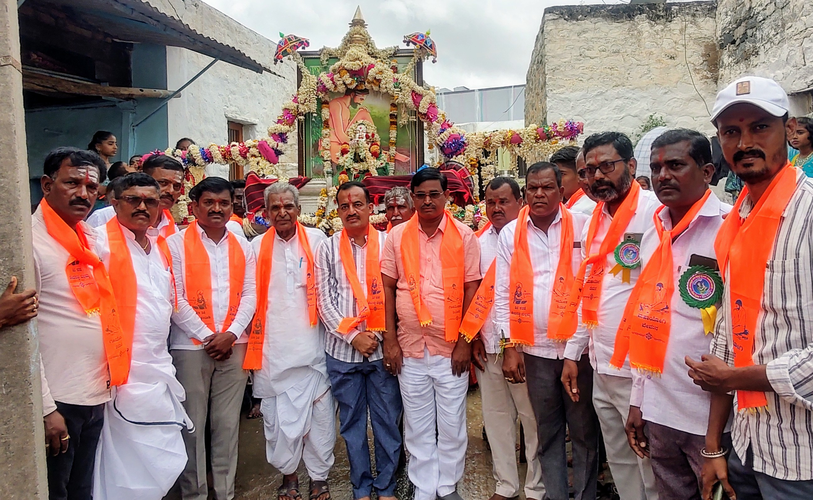 ಅಳವಂಡಿ ಸಮೀಪದ ಘಟ್ಟಿರಡ್ಡಿಹಾಳ ಗ್ರಾಮದಲ್ಲಿ ಶಿವಶರಣೆ ಹೇಮರಡ್ಡಿ ಮಲ್ಲಮ್ಮನ ಅಡ್ಡಪಲ್ಲಕ್ಕಿ ಮೆರವಣಿಗೆ ನಡೆಯಿತು. ಗ್ರಾಮದ ಮುಖಂಡರು ಹಾಜರಿದ್ದರು.