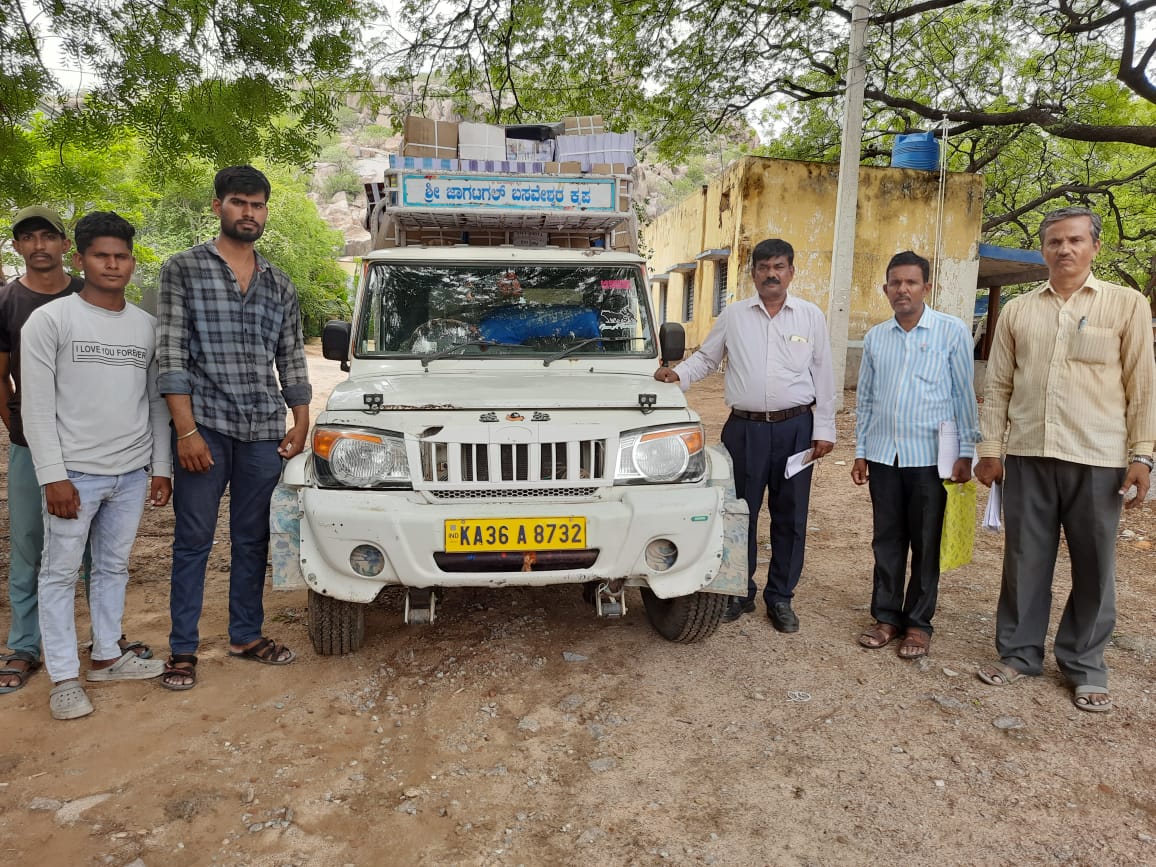 ದೇವದುರ್ಗ ತಾಲ್ಲೂಕಿನ ಗಬ್ಬೂರು ವಲಯ ವ್ಯಾಪ್ತಿಯ ಶಾಲೆಗಳಿಗೆ ಕ್ಷೇತ್ರ ಶಿಕ್ಷಣಾಧಿಕಾರಿ ಪುಸ್ತಕಗಳ ಸರಬರಾಜು ವಾಹನಕ್ಕೆ ಚಾಲನೆ ನೀಡಿದರು