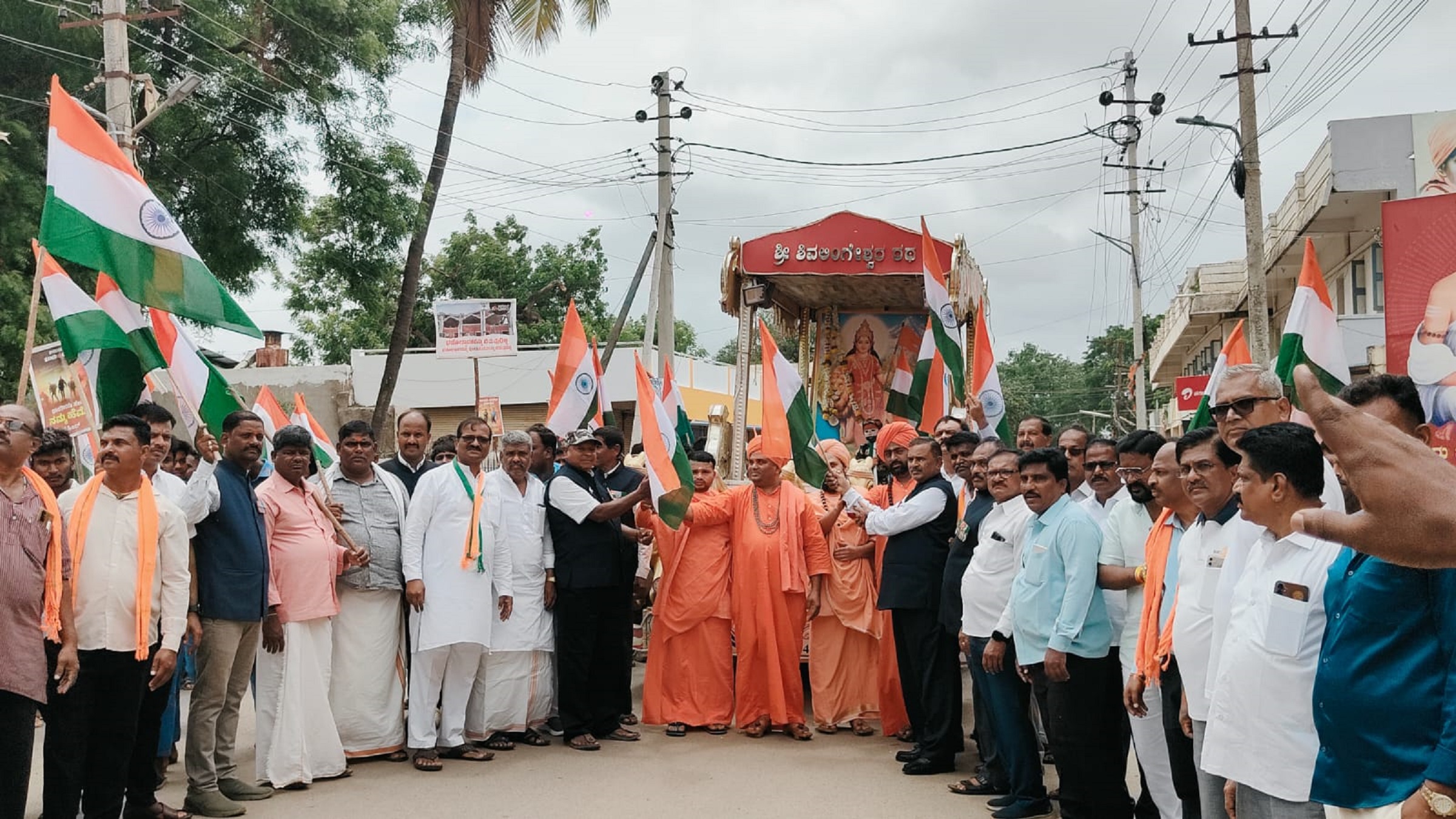 ಹಾವೇರಿಯಲ್ಲಿ ಶುಕ್ರವಾರ ಹಮ್ಮಿಕೊಂಡಿದ್ದ ತಿರಂಗಾ ಯಾತ್ರೆಗೆ ಸ್ವಾಮೀಜಿಗಳು ಹಾಗೂ ಮಾಜಿ ಸೈನಿಕರು ಚಾಲನೆ ನೀಡಿದರು
