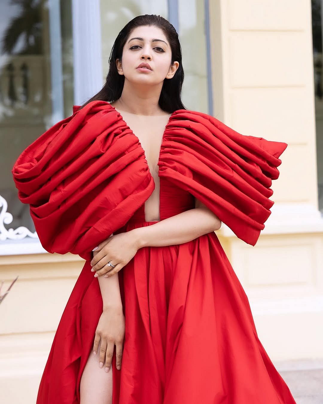 PHOTOS | ಕೆಂಪಾದವೋ ಎಲ್ಲಾ ಕೆಂಪಾದವೋ: ಹರ್ಮನ್‌ ವಿನ್ಯಾಸದ ಉಡುಪಿನಲ್ಲಿ ಪ್ರಣೀತಾ