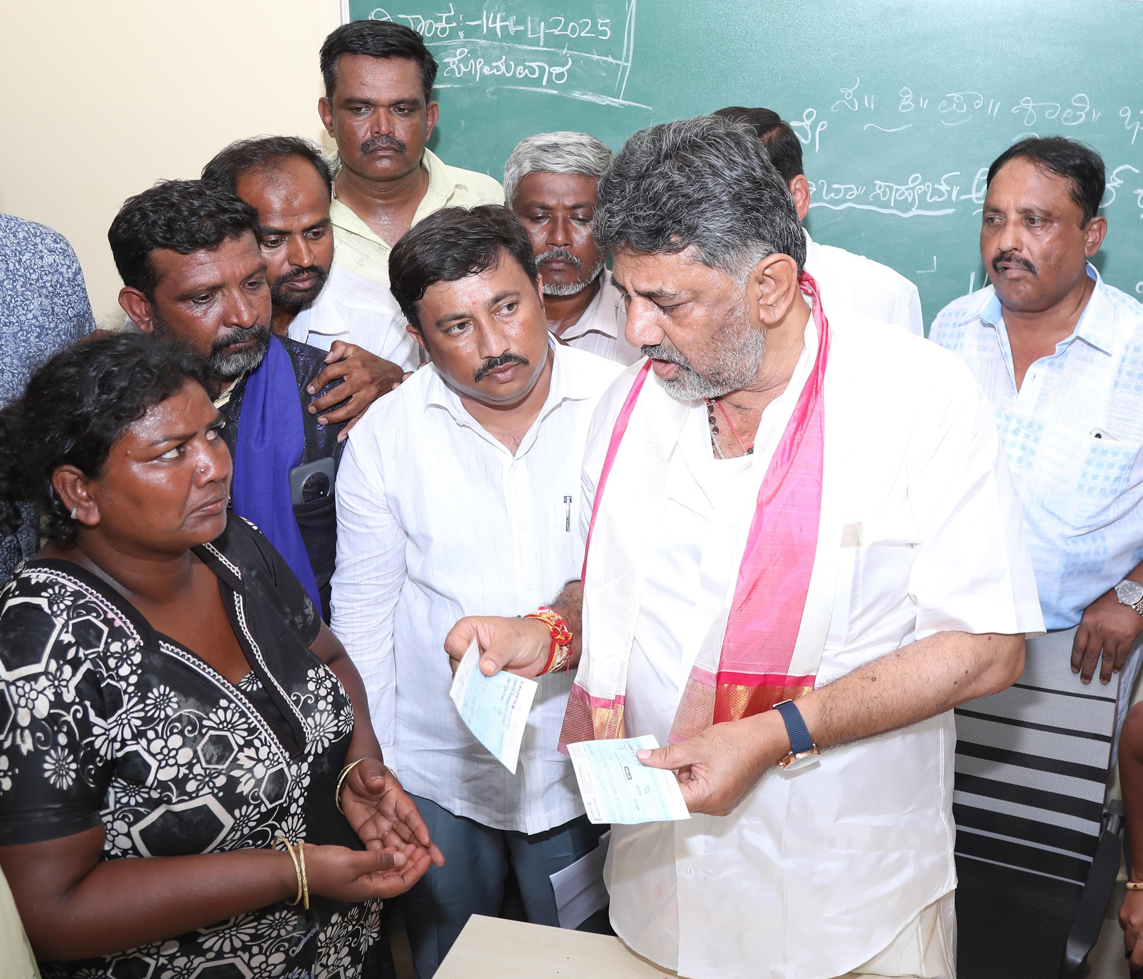 ಮೃತ ಬಾಲಕಿ ತಾಯಿ ಖುಷಿ ಅವರಿಗೆ ಪರಿಹಾರದ ಚೆಕ್ ವಿತರಿಸಿದ್ದ ಉಪ ಮುಖ್ಯಮಂತ್ರಿ ಡಿ.ಕೆ. ಶಿವಕುಮಾರ್
