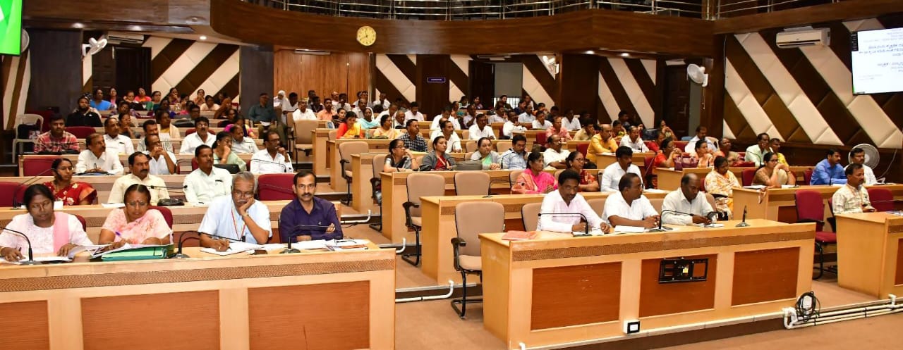 ಧಾರವಾಡದ ಜಿಲ್ಲಾ ಪಂಚಾಯಿತಿ ಸಭಾಂಗಣದಲ್ಲಿ ಶುಕ್ರವಾರ ನಡೆದ ಸಭೆಯಲ್ಲಿ ಶಿಕ್ಷಣ ಇಲಾಖೆಯ ಅಧಿಕಾರಿಗಳು ಮತ್ತು ಶಾಲಾ ಮುಖ್ಯ ಶಿಕ್ಷಕರು ಭಾಗವಹಿಸಿದ್ದರು