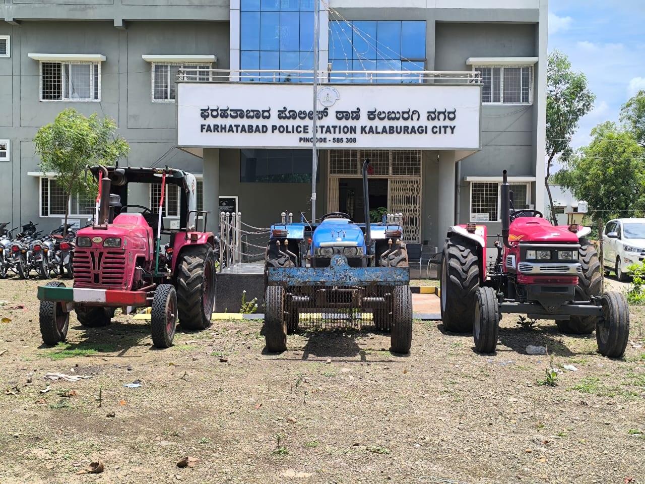 ಕಳ್ಳರಿಂದ ವಶಕ್ಕೆ ಪಡೆದ ಮೂರು ಟ್ರ್ಯಾಕ್ಟರ್‌ಗಳನ್ನು ಫರಹತಾಬಾದ್ ಪೊಲೀಸ್‌ ಠಾಣೆ ಎದುರು ನಿಲ್ಲಿಸಿರುವುದು