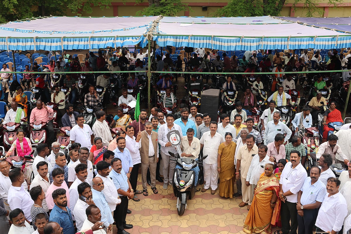 ಚಿಂತಾಮಣಿ: ಅಂಗವಿಕಲರಿಗೆ ತ್ರಿಚಕ್ರ ವಾಹನ ವಿತರಣೆ