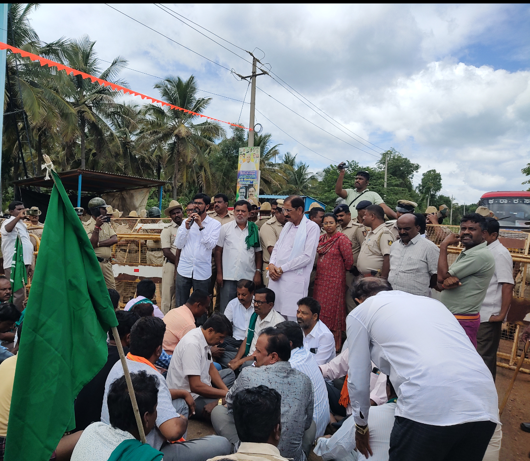 ಅತ್ತಿಕಟ್ಟೆ ಬಳಿ ರಸ್ತೆಯಲ್ಲಿಯೇ ಕುಳಿತು ಪ್ರತಿಭಟಿಸಿದ ಹೋರಾಟಗಾರರು