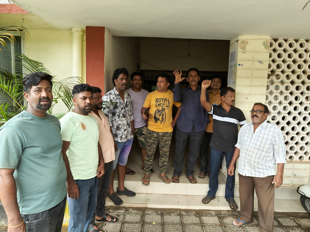 ವಿದ್ಯುತ್ ವ್ಯತ್ಯಯ: ಕಡವಾಡ ಗ್ರಾಮಸ್ಥರಿಂದ ಹೆಸ್ಕಾಂ ಕಚೇರಿಗೆ ಮುತ್ತಿಗೆ