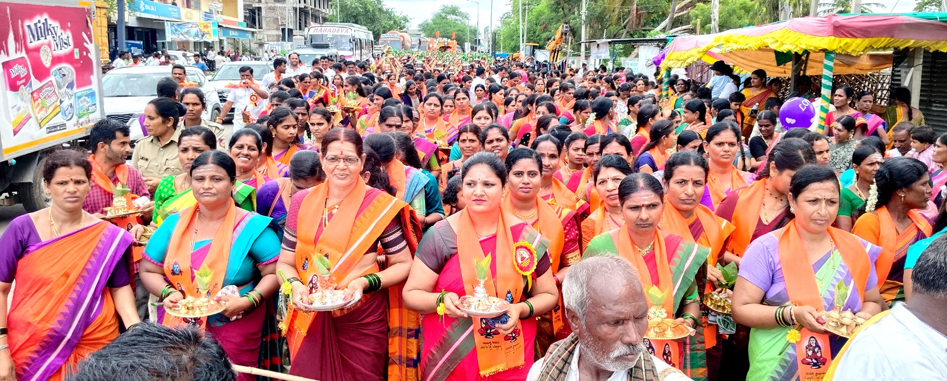 ಕಾರಟಗಿಯಲ್ಲಿ ಶನಿವಾರ ನಡೆದ ಶಿವಶರಣೆ ಹೇಮರೆಡ್ಡಿ ಮಲ್ಲಮ್ಮ ಜಯಂತ್ಯೋತ್ಸವದ ನಿಮಿತ್ತ ನಡೆದ ಕುಂಭಮೇಳದ ಮೆರವಣಿಗೆಯಲ್ಲಿ ಸಹಸ್ರಾರು ಮಹಿಳೆಯರು ಪಾಲ್ಗೊಂಡಿದ್ದರು