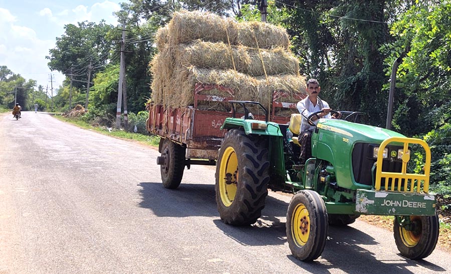 ಮಲೇಬೆನ್ನೂರು ಪಟ್ಟಣದ ಮೂಲಕ ಶನಿವಾರ ಒಣಗಿದ ಭತ್ತದ ಹುಲ್ಲನ್ನು ಟ್ರ್ಯಾಕ್ಟರ್‌ ಮೂಲಕ ಸಾಗಣೆ ಮಾಡುತ್ತಿರುವುದು