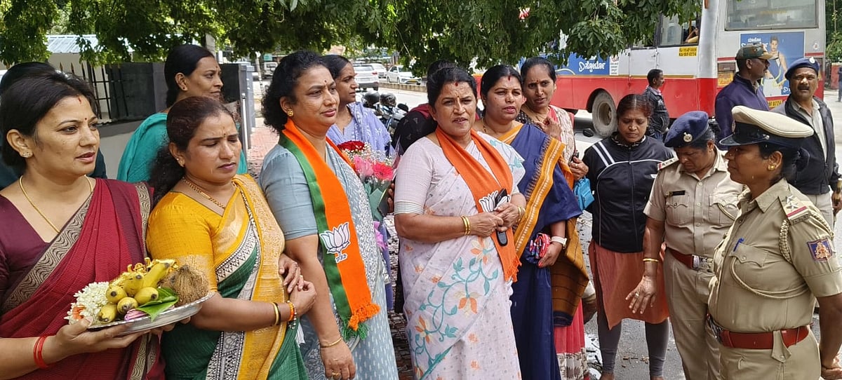 ಬಿಜೆಪಿ ಬಾಗಿನ ನಿರಾಕರಿಸಿದ ಸಚಿವೆ ಲಕ್ಷ್ಮಿ ಹೆಬ್ಬಾಳಕರ 