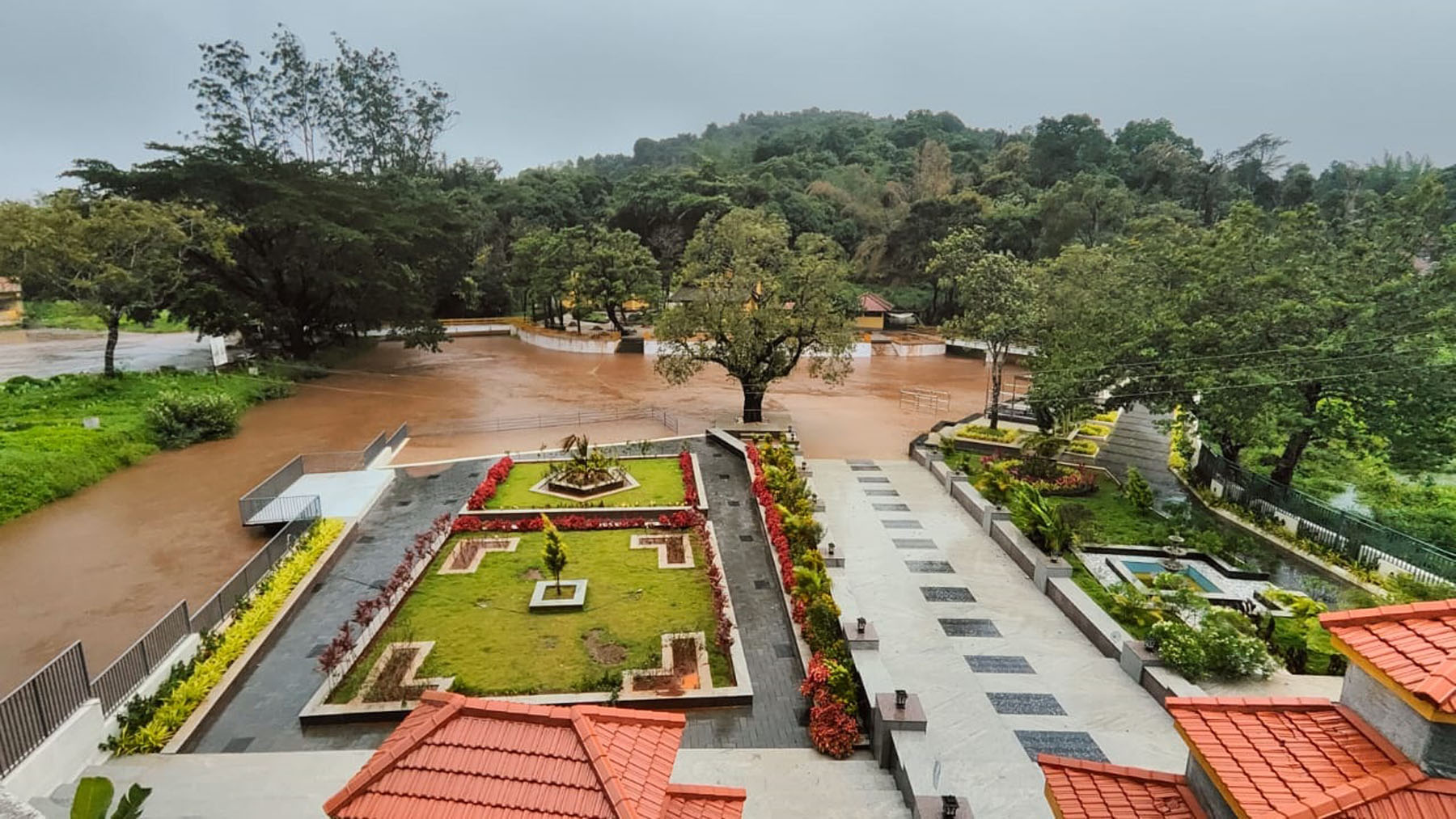 ಭಾಗಮಂಡಲದ ತ್ರಿವೇಣಿ ಸಂಗಮದ ಬಳಿಯ ಪುಷ್ಪೋದ್ಯಾನದ ಸುತ್ತ ಶನಿವಾರ ಮಳೆನೀರು ಆವೃತವಾಗಿರುವುದು.