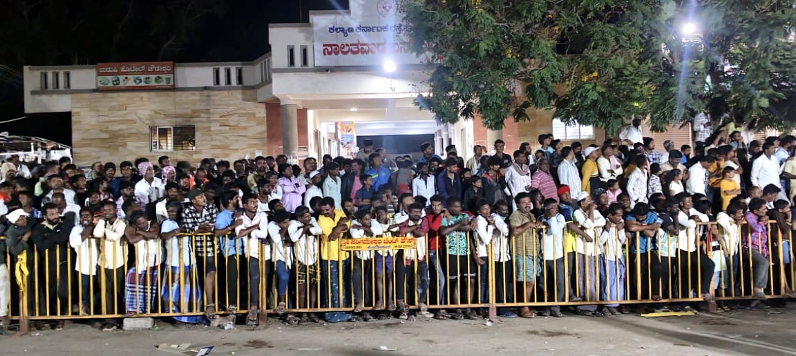 ನಾಲತವಾಡ ಗ್ರಾಮ ದೇವತೆಗಳ ಜಾತ್ರೆ ನಿಮಿತ್ತ ಬಜಾರದಲ್ಲಿ ನಡೆದ ಟ್ರಾಕ್ಟರ್ ರೇಸ್ ನೋಡಲು ಸೇರಿದ ಜನಸ್ತೋಮ