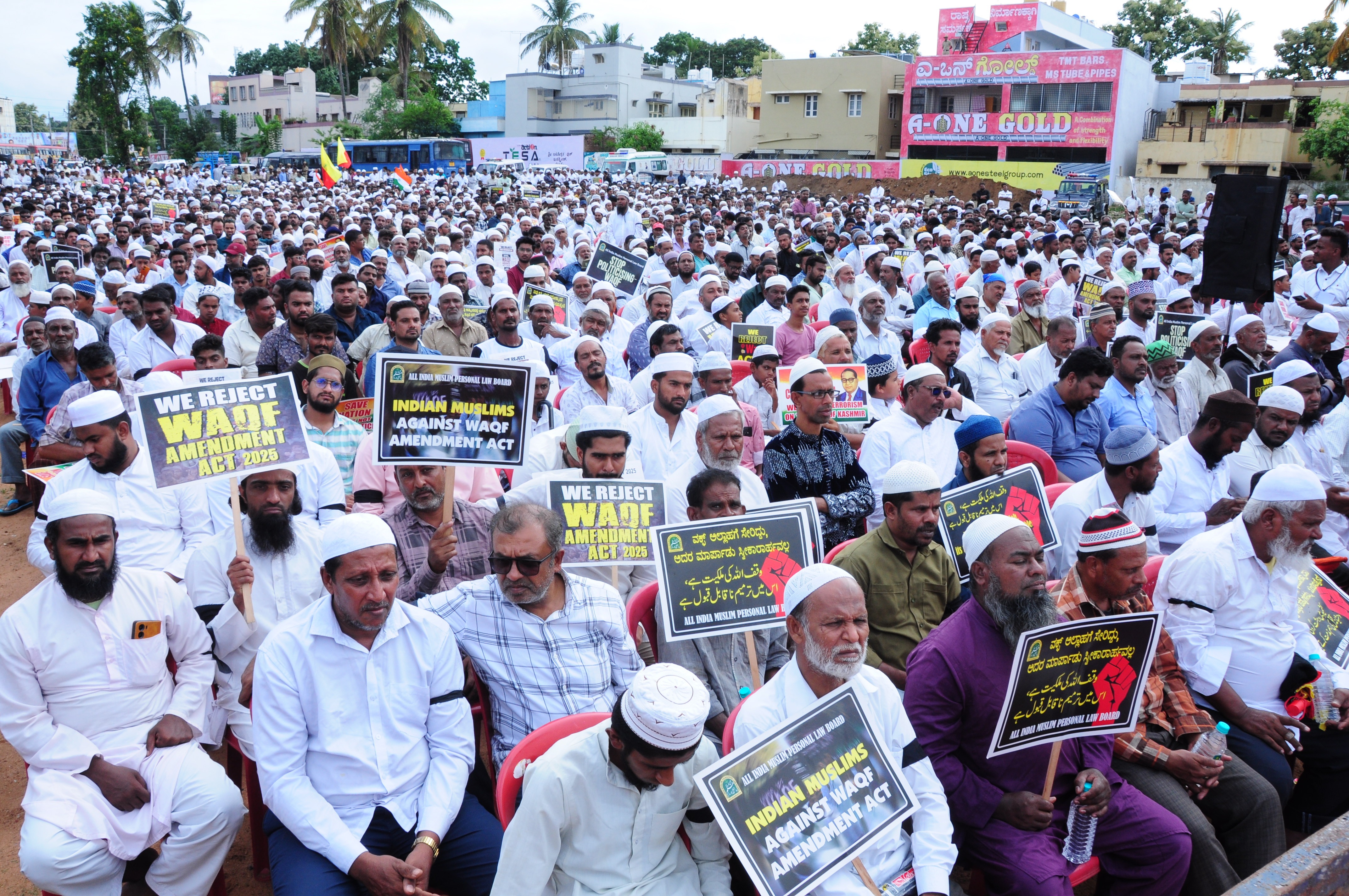 ವಕ್ಫ್‌ ಕಾಯ್ದೆ ತಿದ್ದುಪಡಿ ವಿರೋಧಿಸಿ ನಡೆದ ಪ್ರತಿಭಟನಾ ಸಭೆಯಲ್ಲಿ ಪ್ರತಿಭಟನಾಕಾರರು ಕಪ್ಪುಪಟ್ಟಿ ಧರಿಸಿ ಭಾಗವಹಿಸಿದ್ದರು