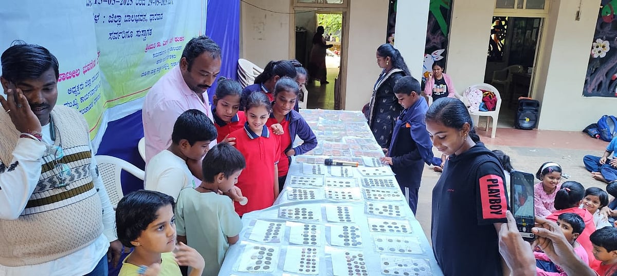 ಧಾರವಾಡ|ಜಿಲ್ಲಾ ಭವನದ ಆವರಣದಲ್ಲಿ ಬೇಸಿಗೆ ಶಿಬಿರ: ನಾಣ್ಯ, ನೋಟು ಪ್ರದರ್ಶನ