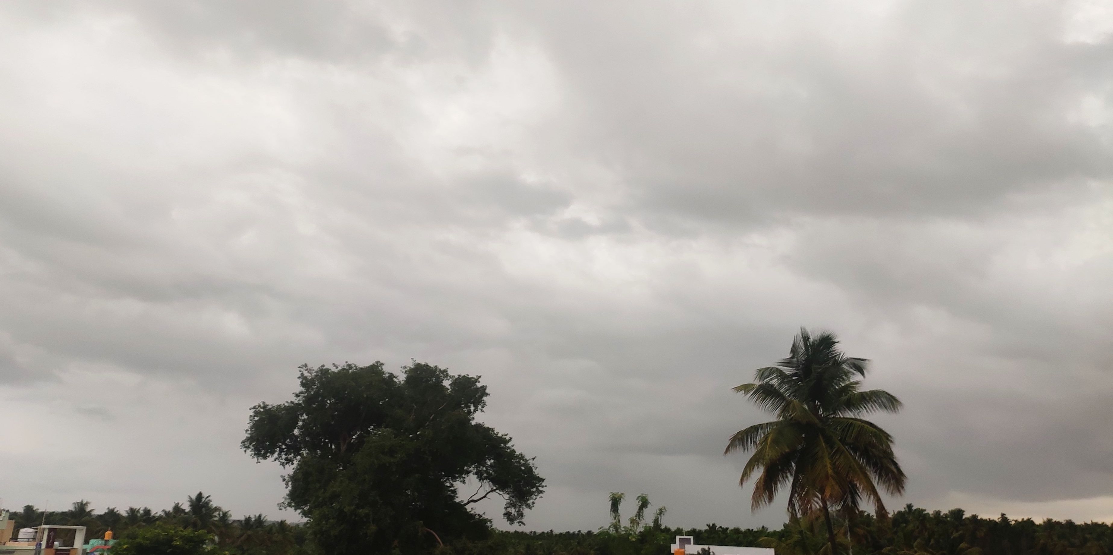 ಮುಂಗಾರು ಮಾರುತದ ಮೋಡದ ಸಾಲುಗಳು ಹಾದು ಹೋಗುತ್ತಿರುವ ದೃಶ್ಯ ಕಂಡು ಬಂತು