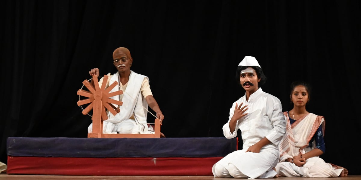 ರಂಗದ ಮೇಲೆ ಮಹದೇವ ಮೈಲಾರ