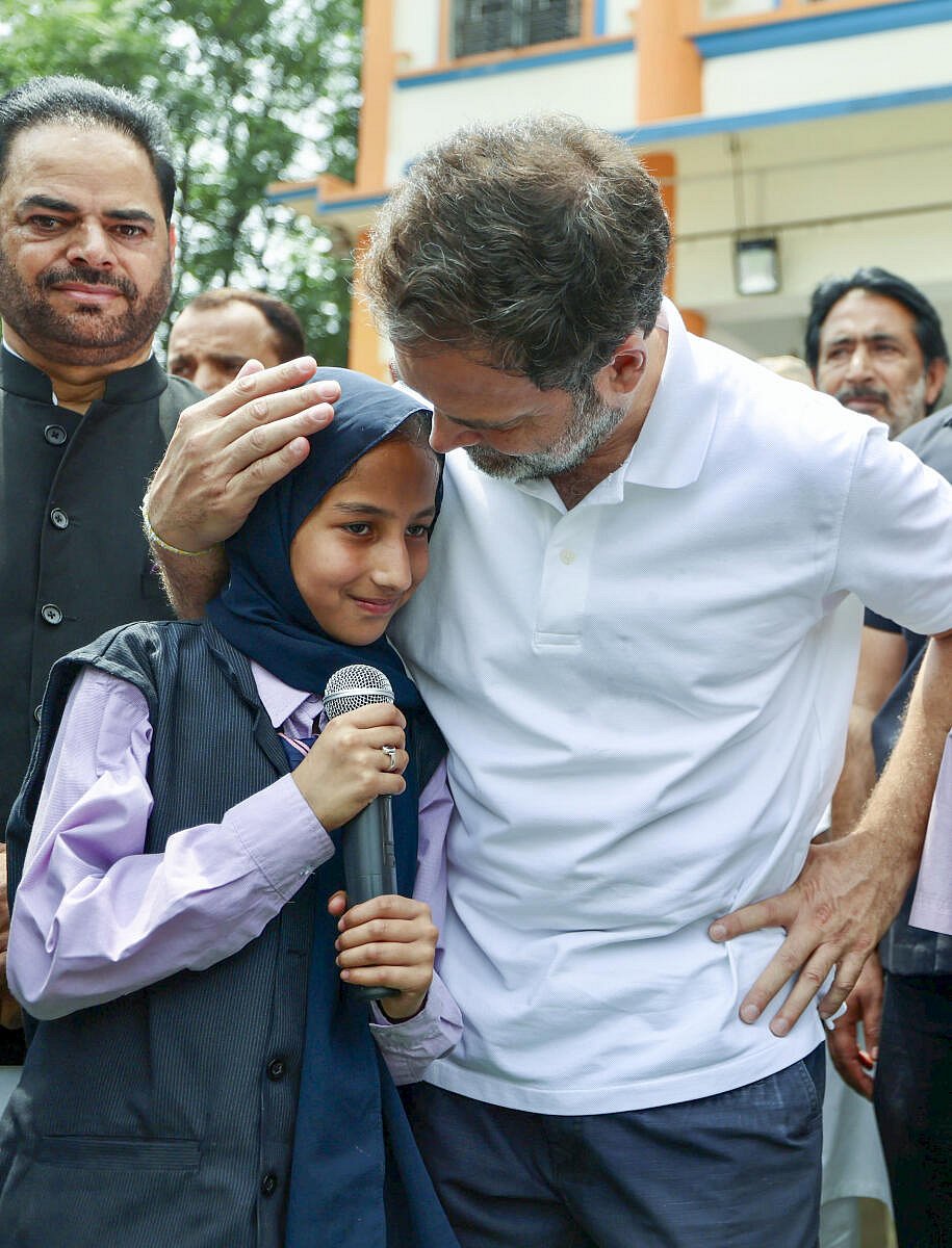 ಪಾಕ್ ದಾಳಿಗೆ ತುತ್ತಾದ ಪೂಂಚ್‌ ಸಂತ್ರಸ್ತರ ಭೇಟಿಯಾದ ರಾಹುಲ್: ಸಮಸ್ಯೆ ಚರ್ಚೆಯ ಶಪಥ