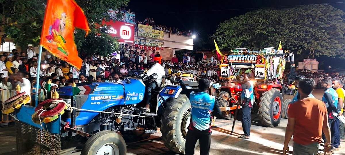 ನಾಲತವಾಡ: ಕುತೂಹಲ ಕೆರಳಿಸಿದ ಟ್ರಾಕ್ಟರ್ ರೇಸ್