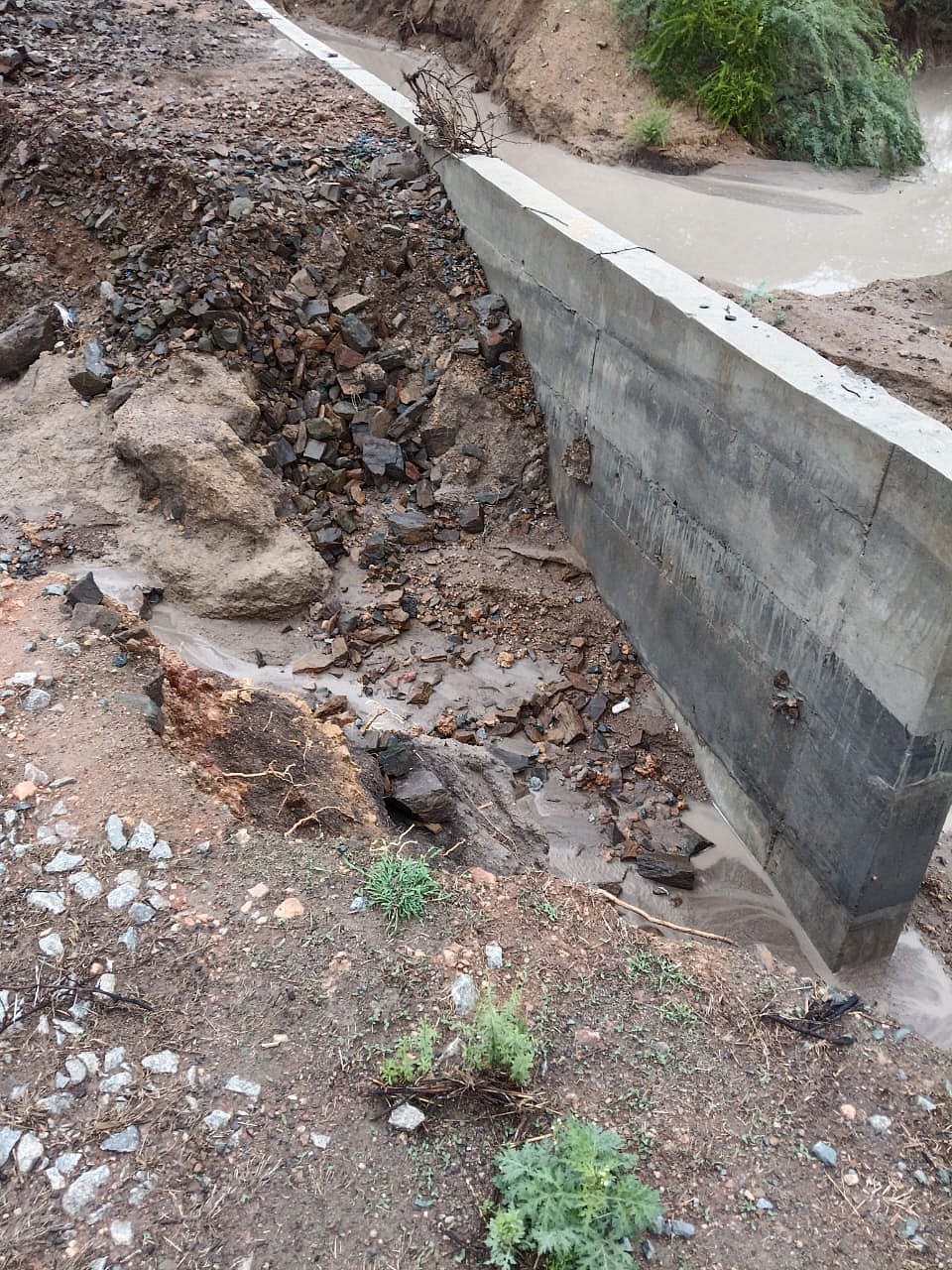 ಕುಂದಗೋಳ: ಮಳೆಗೆ ರಸ್ತೆ ಸಂಪೂರ್ಣ ಹಾಳು, ರೈತರಿಗೆ ಸಂಕಷ್ಟ