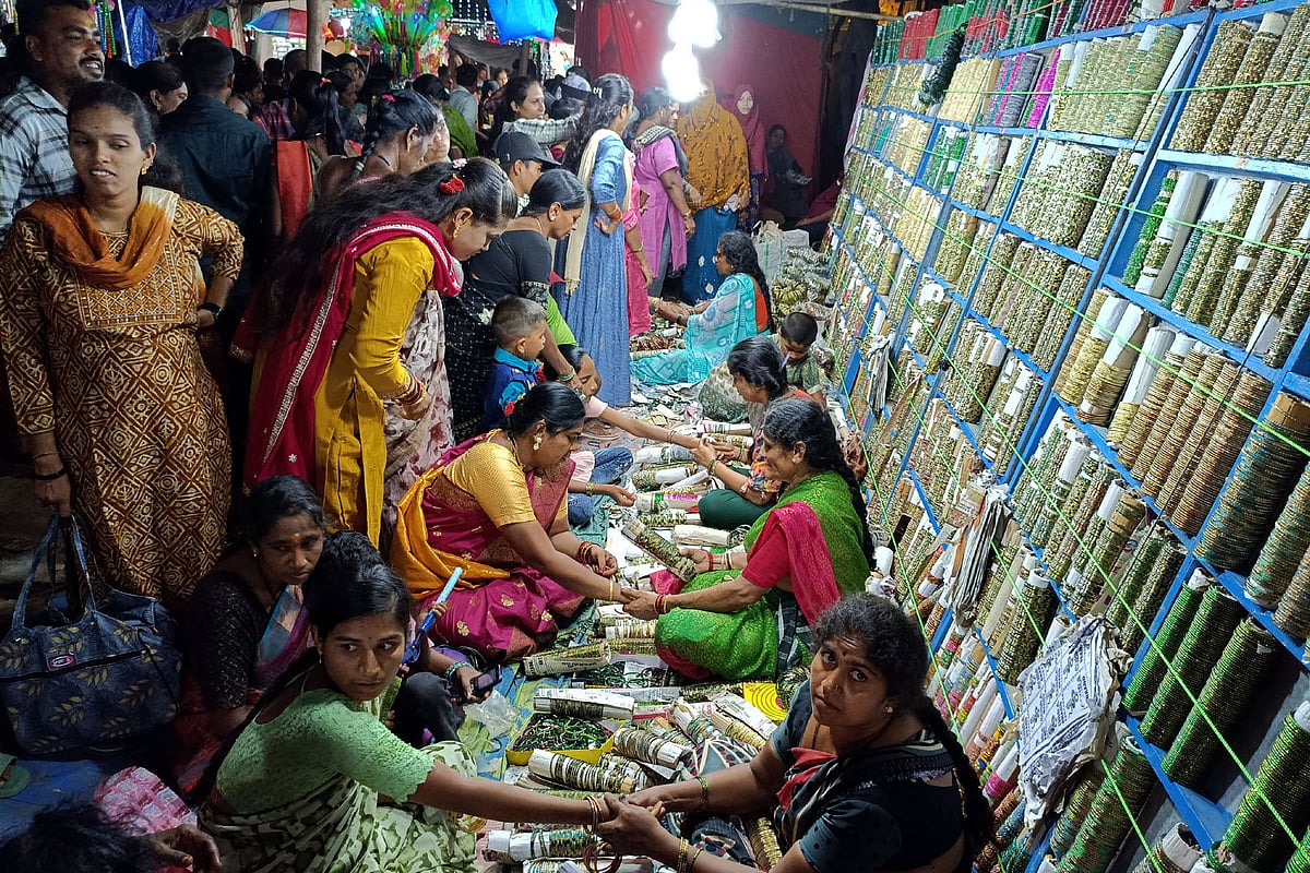 ಕೂಡ್ಲಿಗಿ| ಗ್ರಾಮ ದೇವತೆ ಊರಮ್ಮ ಜಾತ್ರೆ: ಜಾತ್ರೆ ಮುಗಿದ ಮೇಲೂ ಖರೀದಿ ಜೋರು 