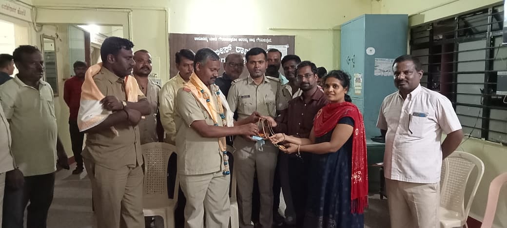 ರೋಣ: ಕಳೆದುಕೊಂಡಿದ್ದ ಚಿನ್ನ, ಬ್ಯಾಗ್ ಮಹಿಳೆಗೆ ಮರಳಿಸಿದ ಚಾಲಕ, ನಿರ್ವಾಹಕ