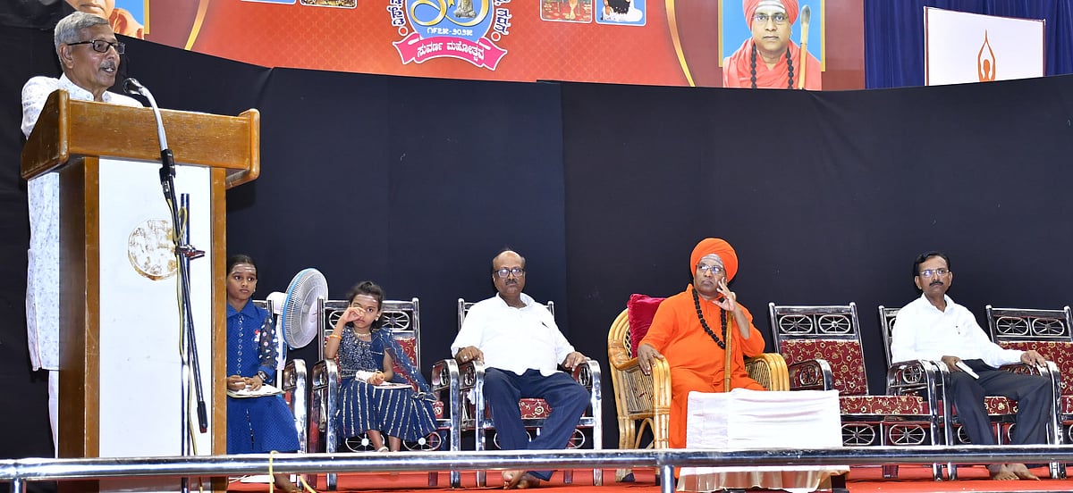 ಸಮಾಜ ತಿದ್ದುವಲ್ಲಿ ನಾಟಕಗಳ ಪಾತ್ರ ಮಹತ್ವದ್ದು: ತೋಂಟದ ಸಿದ್ಧರಾಮ ಸ್ವಾಮೀಜಿ