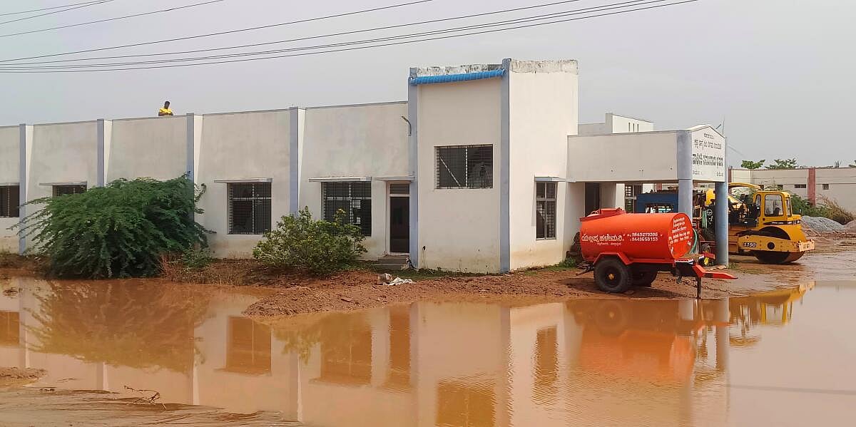 ಯಲಬುರ್ಗಾ: ಅನಾಥವಾದ ವಾಲ್ಮೀಕಿ ಸಮುದಾಯ ಭವನ