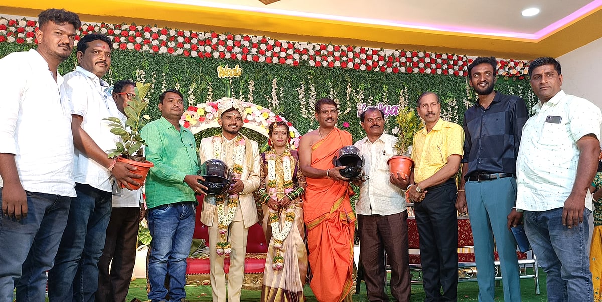 ಬೀದರ್‌: ಮದುವೆಯಲ್ಲಿ ಹೆಲ್ಮೆಟ್‌, ಸಸಿ ವಿತರಣೆ

