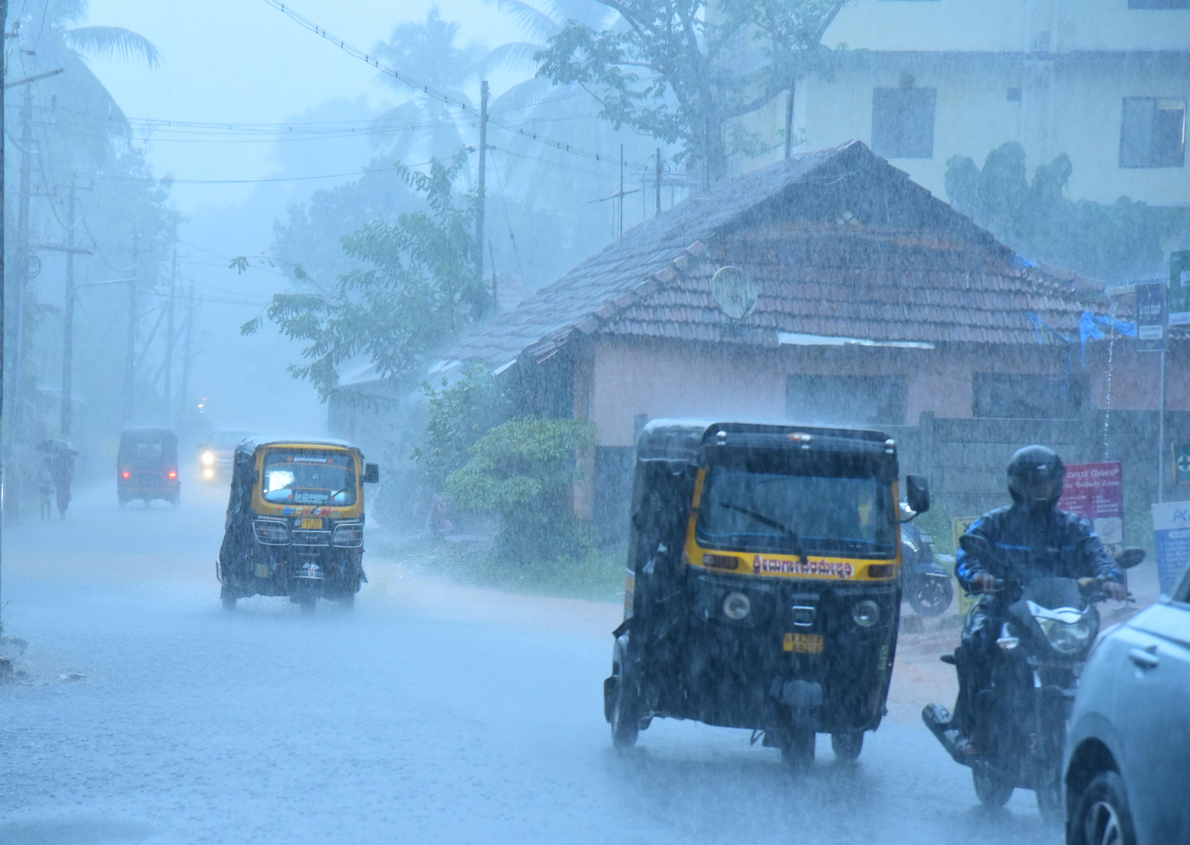 ಉಡುಪಿ ನಗರದಲ್ಲಿ ಭಾನುವಾರ ಸಂಜೆ ಭಾರಿ ಮಳೆ ಸುರಿಯಿತು