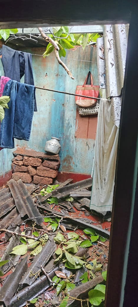 ಕಾರ್ಕಳ ತಾಲ್ಲೂಕಿನ ಮೀಯಾರು ಗ್ರಾಮದ ಸೂರಲ್ ದರಿಕೆರೆ ನಿವಾಸಿ ದೇವಕಿ ಮೊಯ್ಲಿ ಅವರ ವಾಸದ ಮನೆಗೆ ಮರ ಬಿದ್ದು ನಷ್ಟವಾಗಿದೆ.