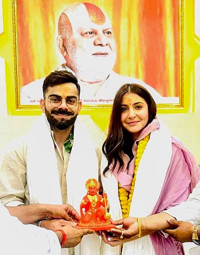 ಕೊಹ್ಲಿ ಹಾಗೂ ಅನುಷ್ಕಾ ಶರ್ಮಾ  ಅವರಿಗೆ  ದೇವಾಲಯದ ಆಡಳಿತ ಮಂಡಳಿ ಭಗವನ್‌ ಹನುಮಂತನ ಮೂರ್ತಿಯನ್ನು ನೀಡಿ, ಗೌರವಿಸಿತು.
