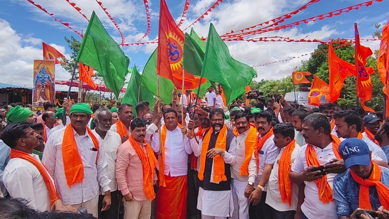 ವಿಧಾನ ಪರಿಷತ್‌ನ ವಿಪಕ್ಷ ನಾಯಕ ಛಲವಾದಿ ನಾರಾಯಣಸ್ವಾಮಿ ಮಾಜಿ ಸಂಸದ ಎಸ್.ಮುನಿಸ್ವಾಮಿ ಹಾಗೂ ಬಿಜೆಪಿ ಮುಖಂಡ ಸೀಕಲ್ ರಾಮಚಂದ್ರಗೌಡ ಶ್ರೀರಾಮ ಶೋಭಾ ಯಾತ್ರೆಗೆ ಚಾಲನೆ ನೀಡಿದರು.