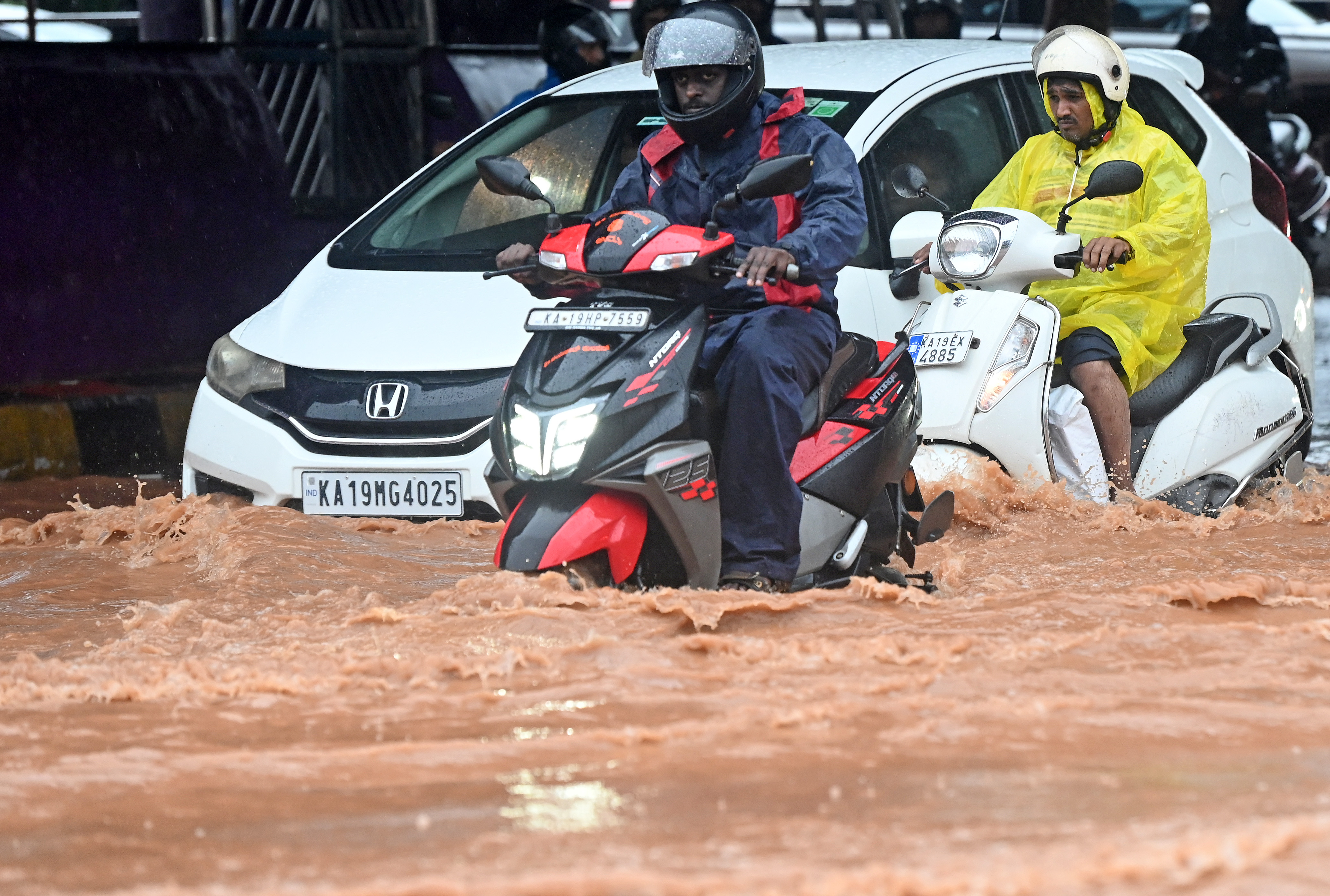ಮಂಗಳೂರಿನಲ್ಲಿ ಸುರಿದ ಧಾರಾಕಾರ ಮಳೆಯಿಂದ ಜಲಾವೃತವಾದ ಪಂಪ್‌ವೆಲ್‌ ವೃತ್ತದಲ್ಲಿ ವಾಹನಗಳು ಸಾಗಿದ ಬಗೆ ಪ್ರಜಾವಾಣಿ ಚಿತ್ರ