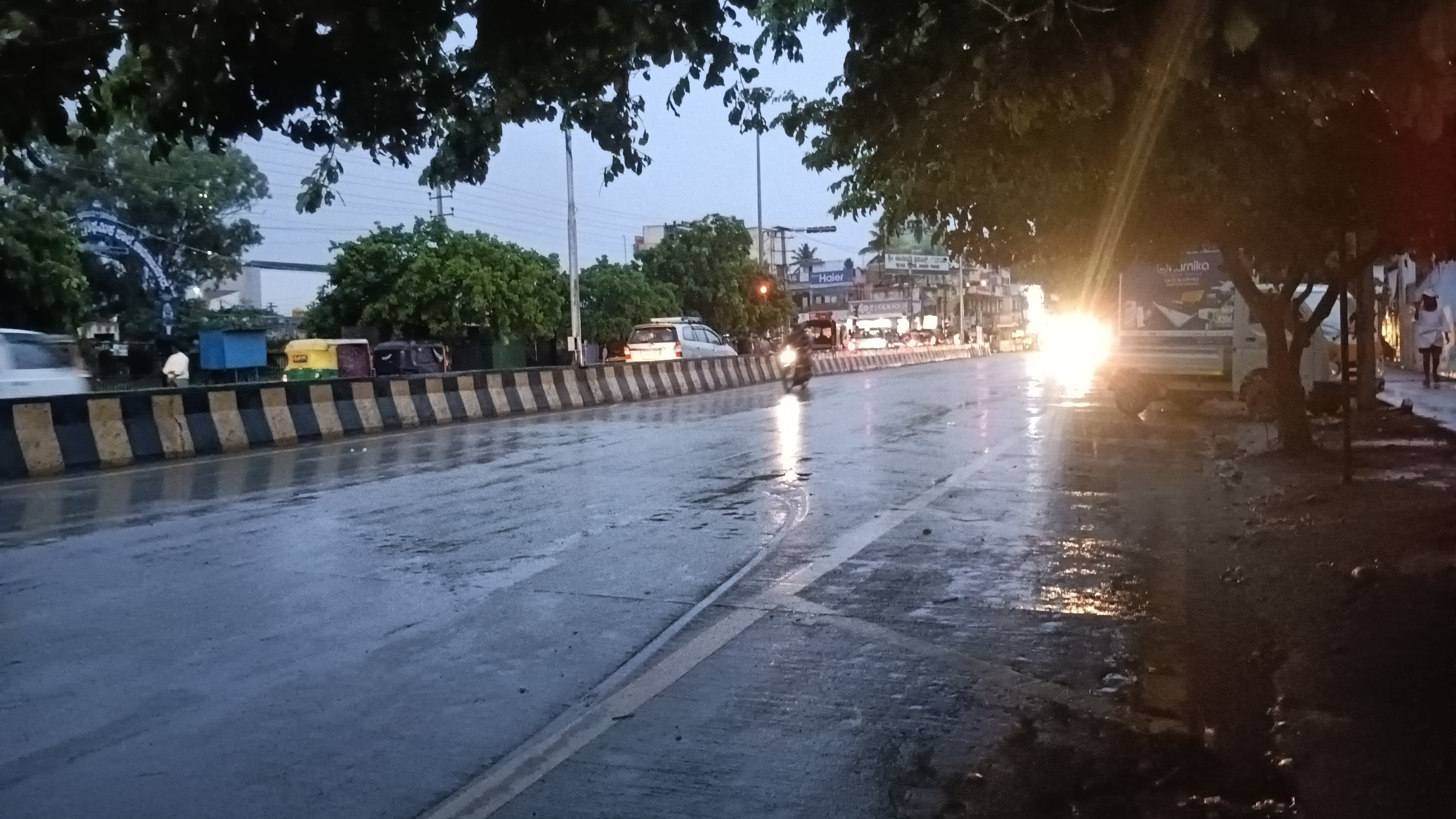 ಚಾಮರಾಜನಗರದಲ್ಲಿ ಶನಿವಾರ ಉತ್ತಮ ಮಳೆ ಸುರಿಯಿತು