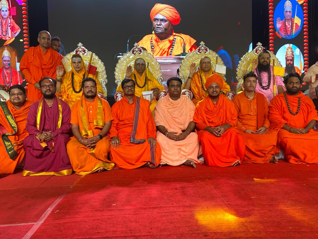 ಕೊಲ್ಹಾರ: ಪಟ್ಟಣದಲ್ಲಿ ಶನಿವಾರ ಶ್ರೀ ಪಟ್ಟದೇವರು ಹಿರೇಮಠದ ನೂತನ ಕಟ್ಟಡ ಉದ್ಘಾಟನೆ ಮತ್ತು ಸದ್ಧರ್ಮ ಸಮಾರಂಭ ಹಮ್ಮಿಕೊಳ್ಳಲಾಗಿತ್ತು ಜಗದ್ಗುರುಗಳು ಮತ್ತು ಭಕ್ತರು ಪಾಲ್ಗೊಂಡಿದ್ದರು.