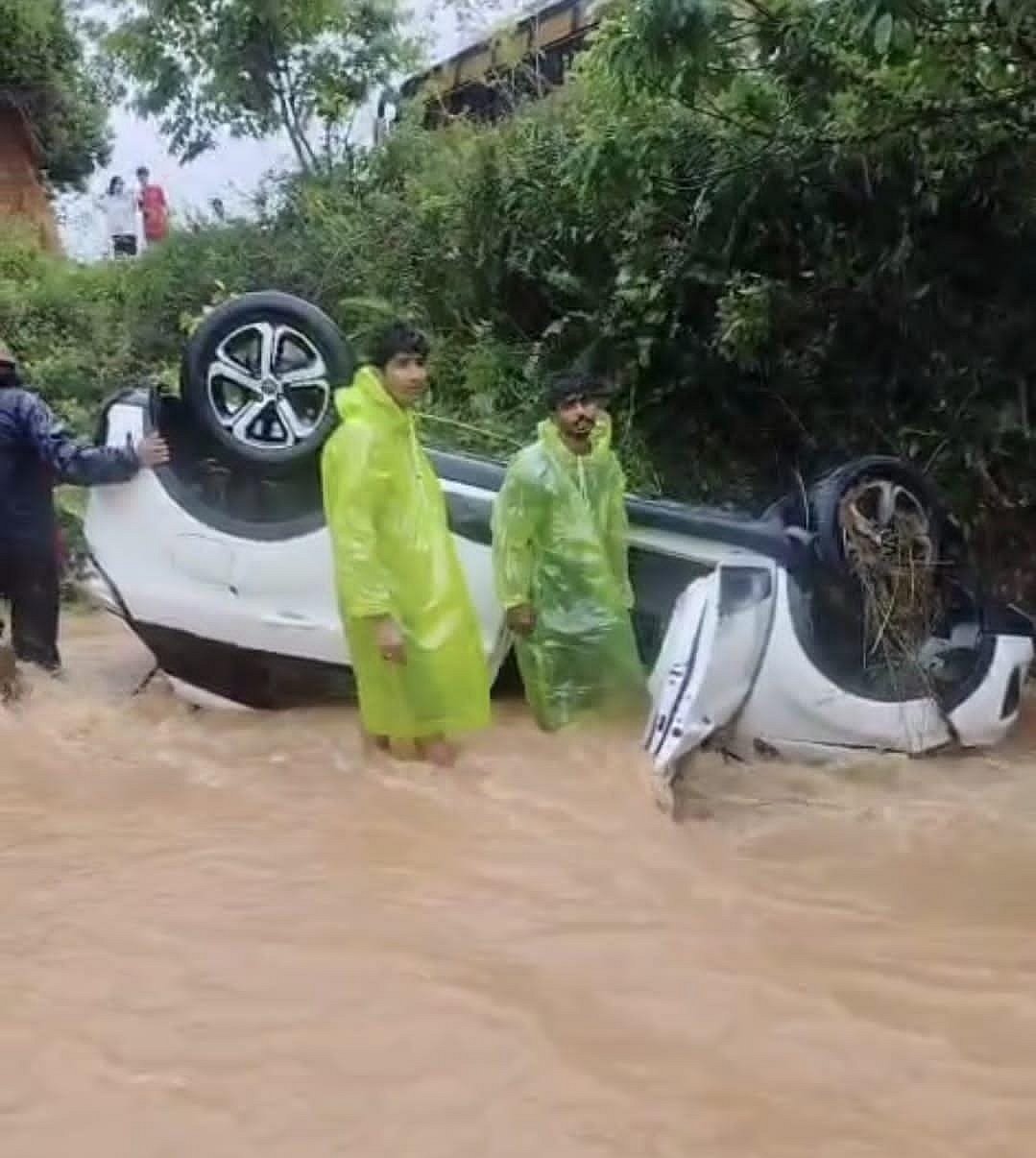 Chikkamagaluru Rains | ಭಾರಿ ಮಳೆ: ಹಳ್ಳಕ್ಕೆ ಉರುಳಿದ ಕಾರುಗಳು