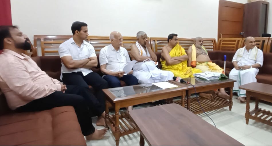 ಕಟೀಲು ದೇವಳದಲ್ಲಿ ಭಾನುವಾರ ನಡೆದ ಸುದ್ದಿಗೋಷ್ಠಿಯಲ್ಲಿ ದೇವಳದ ಪ್ರಮುಖರು ಮಾಹಿತಿ ನೀಡಿದರು