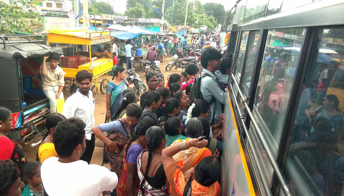 ಮೊಳಕಾಲ್ಮುರು: ವಿದ್ಯಾರ್ಥಿಗಳಿಗೆ ಸಾರಿಗೆ ಸಮಸ್ಯೆ