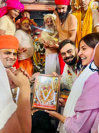   ಶ್ರೀ ಹನುಮಾನ್ ಗಢಿ ದೇವಸ್ಥಾನದಲ್ಲಿ ಪತ್ನಿಯೊಂದಿಗೆ ವಿರಾಟ್ ಕಾಣಿಸಿಕೊಂಡಿದ್ದು..