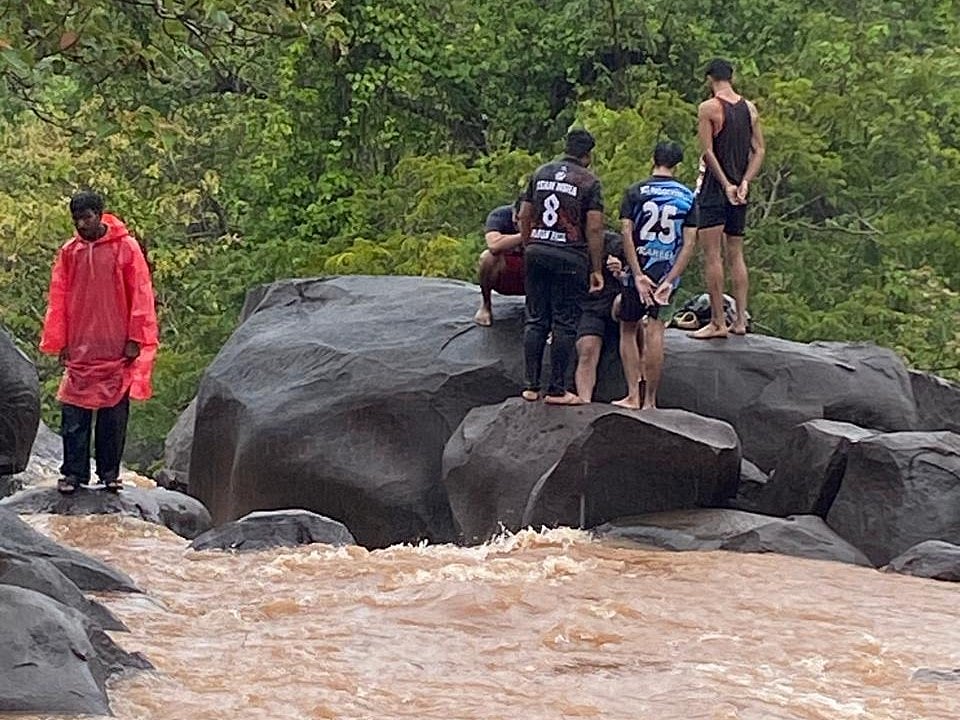 Karnataka Rains |ಮೂಡುಬಿದಿರೆ: ಎರುಗುಂಡಿ ಜಲಪಾತದಲ್ಲಿ ಸಿಲುಕಿದ್ದ 6 ಜನ ರಕ್ಷಣೆ