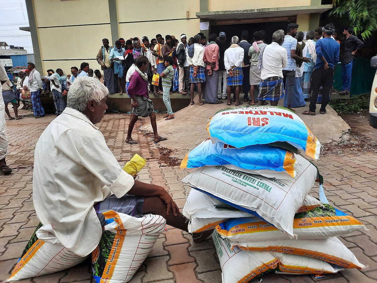 ಹಾವೇರಿ | ಬಿತ್ತನೆ ಬೀಜಕ್ಕೆ ಮುಗಿಬಿದ್ದ ರೈತರು: ಡಿಎಪಿ ಅಭಾವ