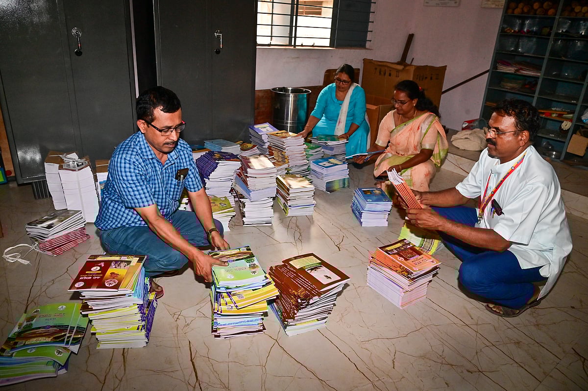 ದಾವಣಗೆರೆ: ಮೊದಲ ದಿನವೇ ವಿದ್ಯಾರ್ಥಿಗಳಿಗೆ ಪಠ್ಯಪುಸ್ತಕ