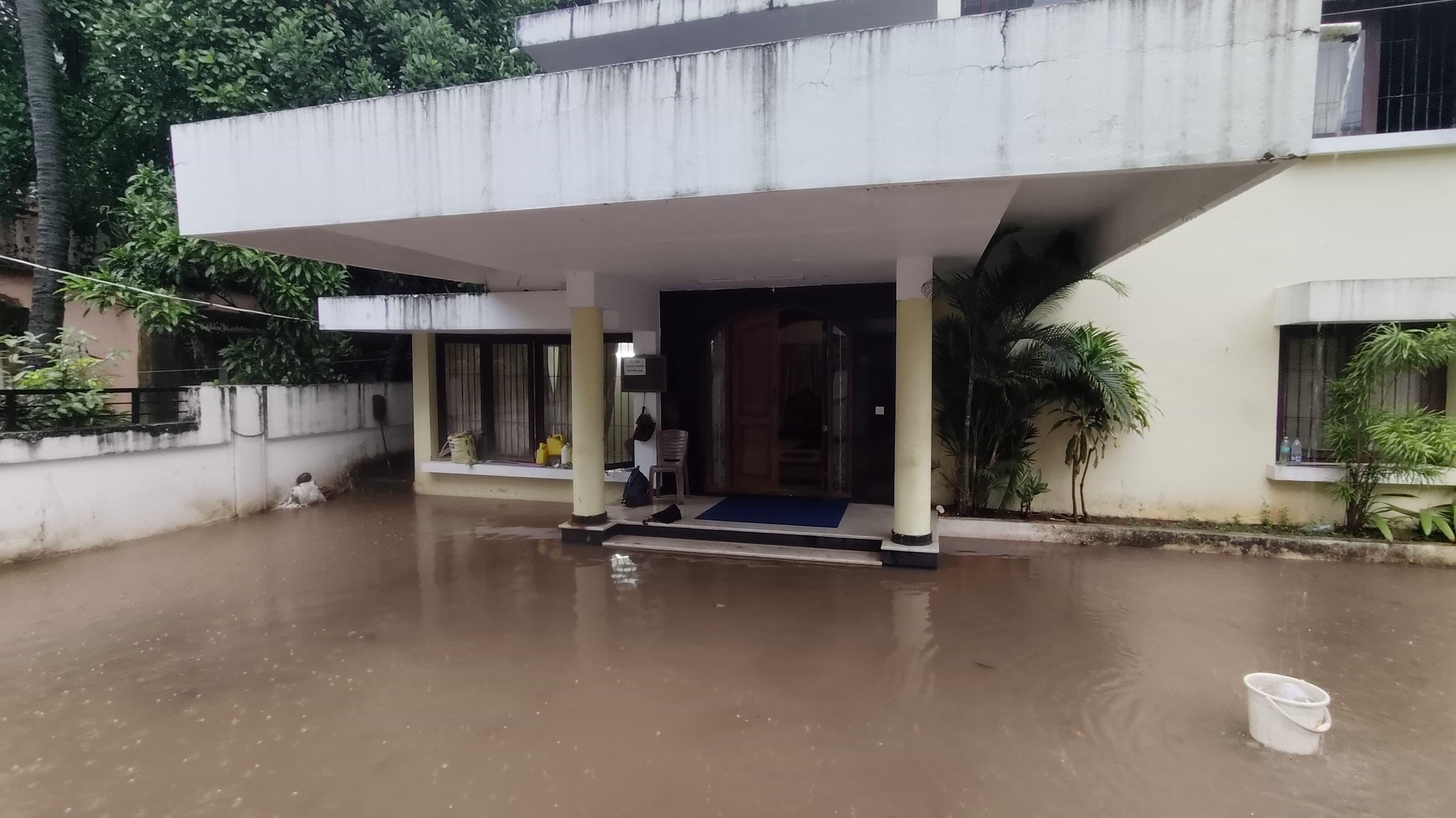 ಮಂಗಳೂರಿನ ಕೊಡಿಯಾಲ್‌ಬೈಲ್‌ನಲ್ಲಿ ಮನೆಯೊಂದು ಸೋಮವಾರ ಜಲಾವೃತವಾಗಿತ್ತು